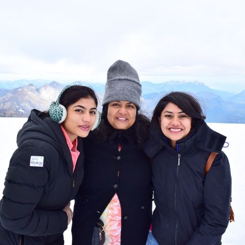 Urvi Shetty with mother and sister