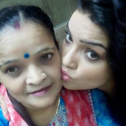 Shrashti Maheshwari  with mother