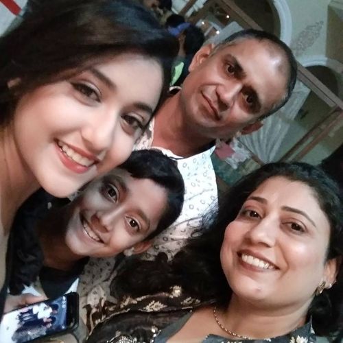 Manul Chudasama (Actress) with family