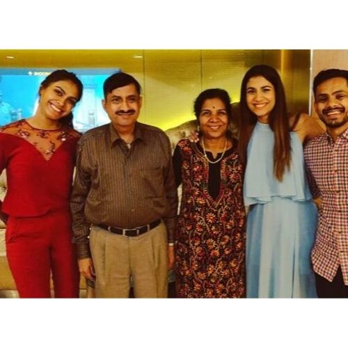 Shreya-Dhanwanthary-Family-Picture