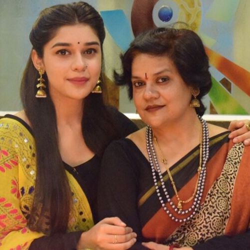 Eisha Singh With Her Mother
