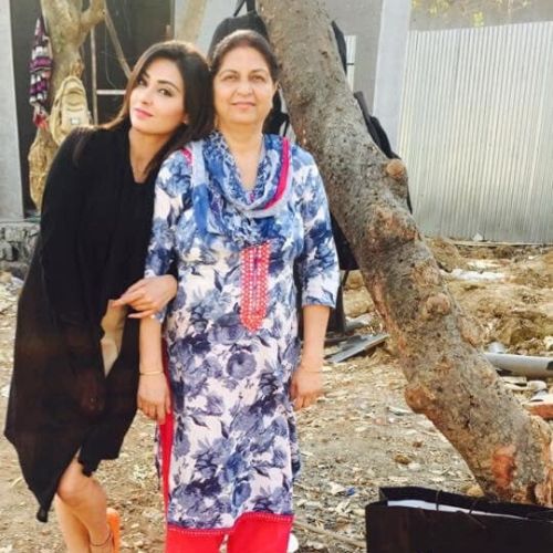 Nikita Sharma with mother