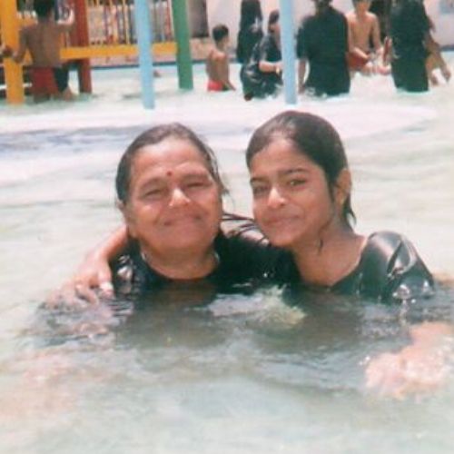 Shubhanshi Raghuwanshi mother and sister