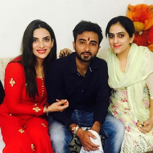 Mansi Sharma with siblings