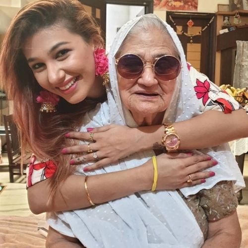 Jasleen Matharu con la abuela