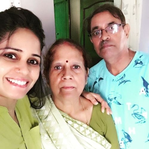 Garima Vikrant Singh with Family (Mother and Father)