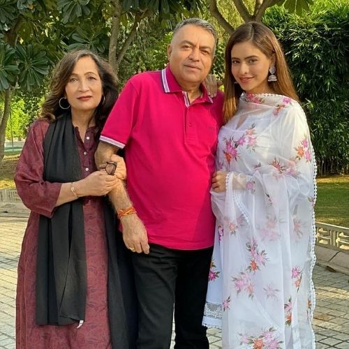 Aamna Sharif with parents