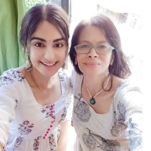 Adah Sharma with mother
