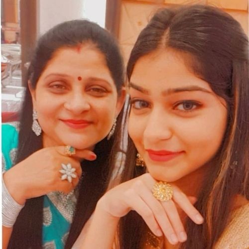 Priyanshi Srivastava with Mother