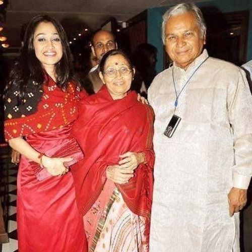Disha Vakani with Parents