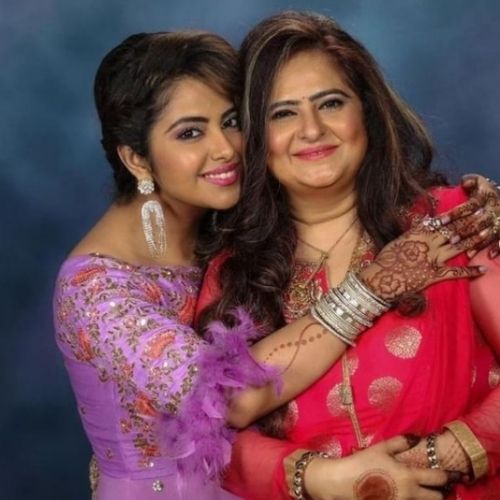 Avika Gor with mother