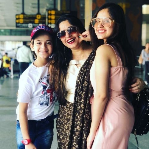 Jannat Zubair with Mother and Brother