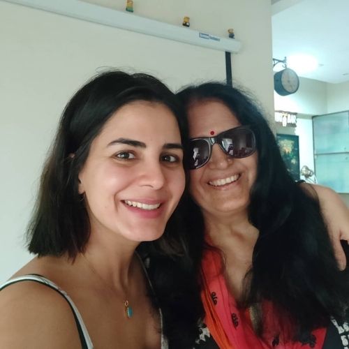 Kirti Kulhari with Mother