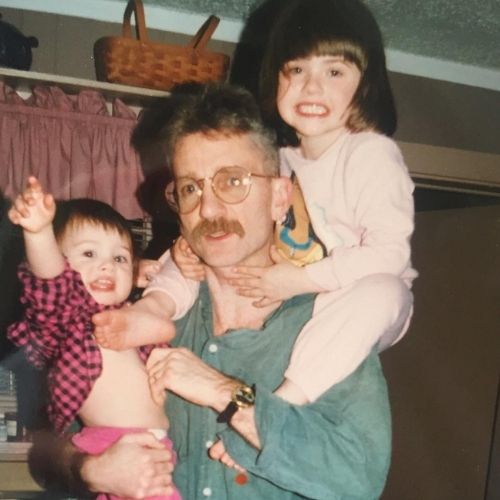 Natalia Dyer with Father and Sister