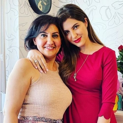 Elnaaz Norouzi with Mother