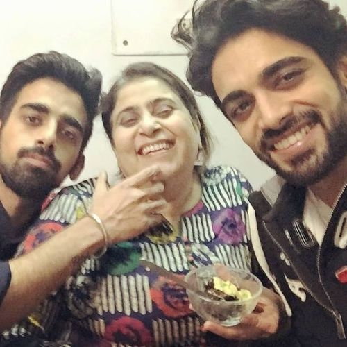 Aakash Ahuja with mother and brother