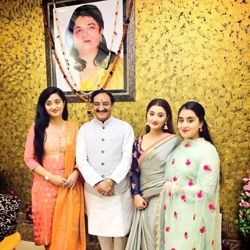 Arushi Nishank with Father and Sister