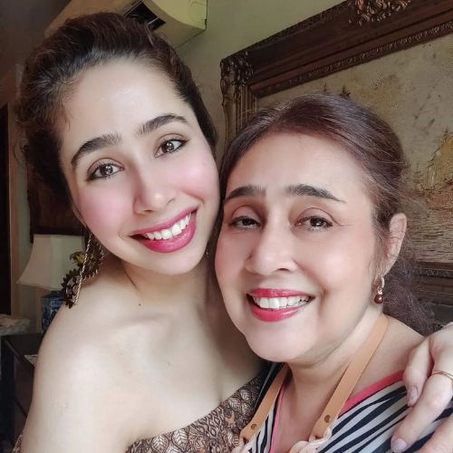 Himanee Bhatia with Mother