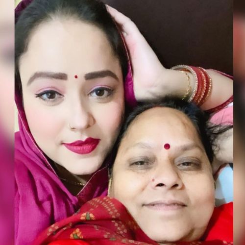 Nisha Pandey with mother