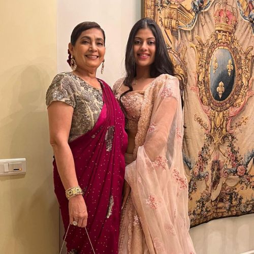 Zanai Bhosle with Mother