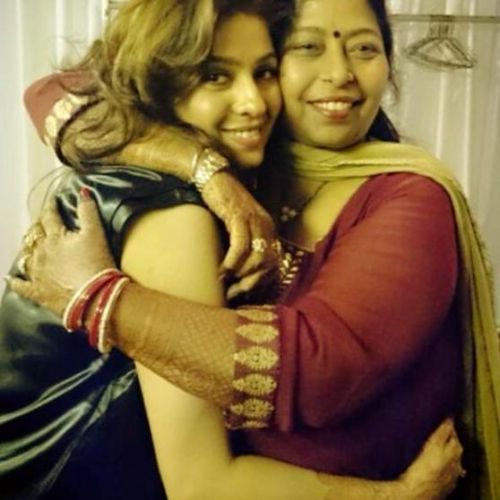 sunidhi chauhan mother