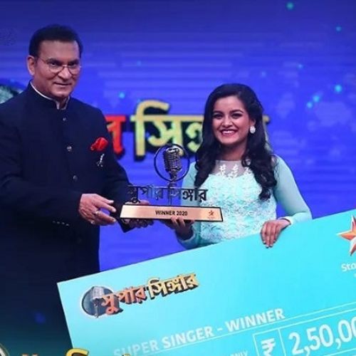 Sanchari Sengupta recieving trophy of Super Singer 2020 by Abhijeet