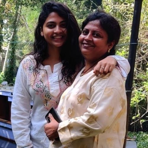 Alekhya Harika with her mother