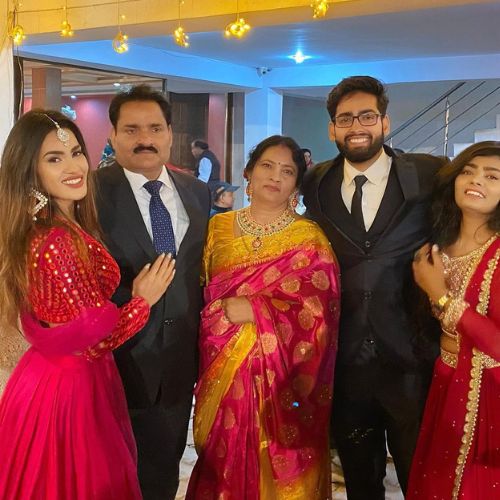 Sakshi Dwivedi with her family