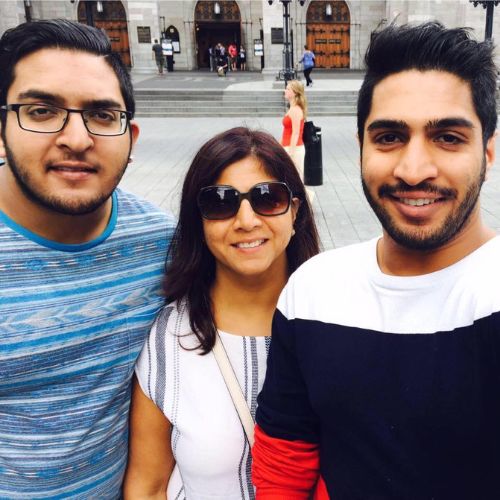 Arjun Bhalla with mother and brother