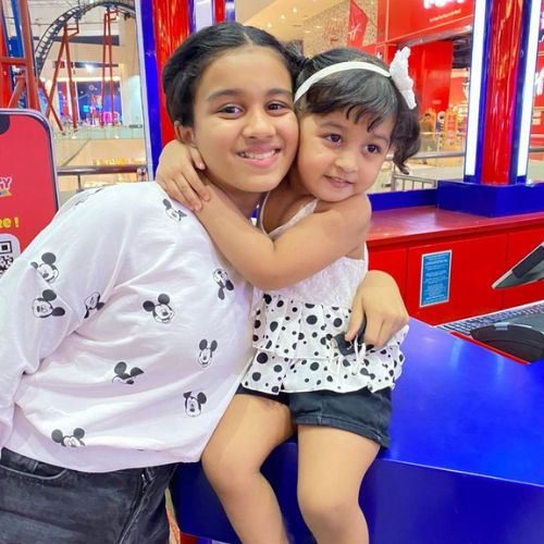 Anaya Shivan with her younger sister