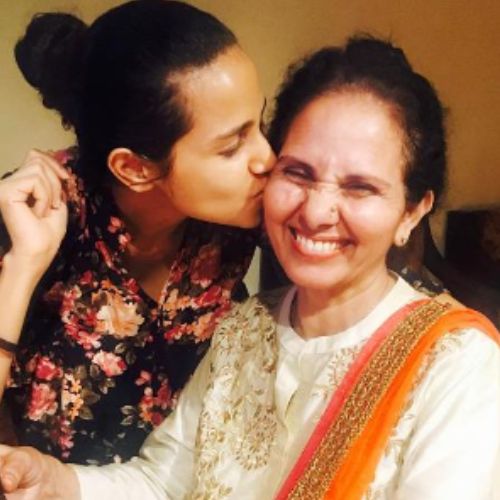 Disha Thakur with her mother